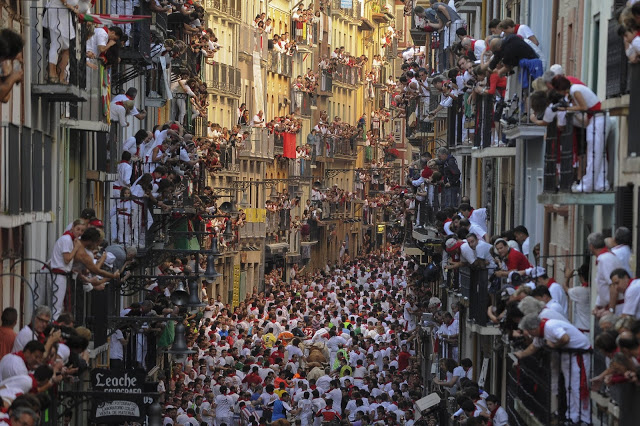 Centenares de personas ven el encierro de San Fermín desde los balcones