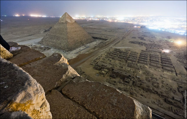 Las increíbles fotos tomadas por los rusos locos que ilegalmente se subió la Gran Pirámide de Egipto